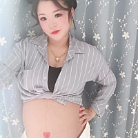 自己拍孕妇照 因为家里的结婚照太多了，都放不下孕妇照就拍几张意思一下吧 然后买个挂饰的相框挂起...
