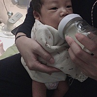 宝贝26天了  每天晚上10点开始哭到晚上3-4点  我和老公都无语了 怎么哄都不行，刚开始哭抱起来走走就不...