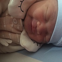 宝宝8天了，梦到神马笑的那么开心😃孕期没忌口，宝宝白白的，没黄疸真幸运😘