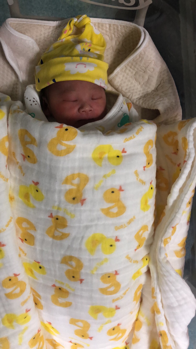 他爸怕娃冷，给娃盖的多。结果娃身上红了