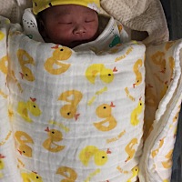 他爸怕娃冷，给娃盖的多。结果娃身上红了