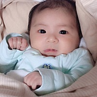 母乳不够，宝宝不吃奶粉，奶瓶奶嘴买了一大堆，饿的哇哇哭也不吃奶粉，心痛的心都碎了，有一样的嘛快支...