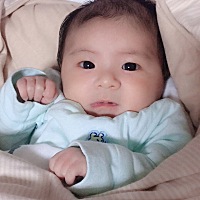 母乳不够，宝宝不吃奶粉，奶瓶奶嘴买了一大堆，饿的哇哇哭就是不吃，心痛的心都碎了，有一样情况的嘛快...