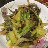 最近老是没奶水，被老公说了好多次，可婆婆说话总是没真话，感觉别人都是傻瓜，不知是在自欺欺人还是在...