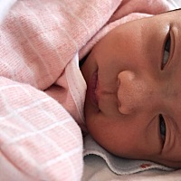 月子里的宝宝，半梦半醒才有这样的双眼皮，不知道以后会变成双眼皮吗，好希望宝宝是双眼皮有类似的宝妈...