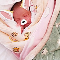 5斤5两的小公举。40周的时候晚上感觉宫缩明显不一样，5分钟一次，伴随着越来越疼的感觉，叫醒老公1点多...