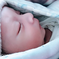 双十二的宝宝，6斤6两，都说眼睛像我，鼻梁像爸爸。我和宝爸都是双眼皮，今天23天啦，但现在看起来...