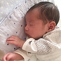 双12男宝来报到，6斤6两，高鼻子，大耳朵，一家人都是双眼皮，现在内双，希望满月翻出来。希望宝宝健康...