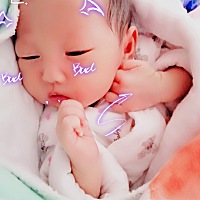 坐月子家里人都说不让玩手机，可是不玩手机干嘛呢，宝宝睡着了，自己可无聊，我每天睡觉不离手，麻麻说...