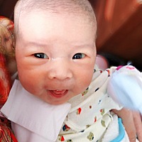 宝宝第25天，日夜颠倒，晚上闹腾非要人抱着睡，我们已经不太抱她的，也不知道怎么就学会要人抱了…