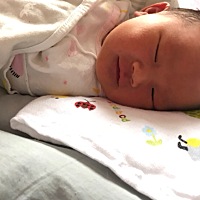 宝宝刚生下来几个月都比较黑吗，我不算白但也不黑，爸爸是比女生都白的人夏天都晒不黑那种，为什么...