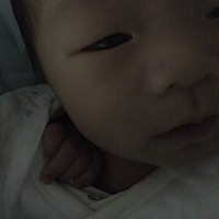 问一下圈里的宝妈们，我家宝宝今天12天睡觉老爱偏头，我想放个小枕头可以吗？还是太小了不要用小枕头呢...