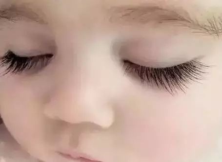 三、剪掉孩子眼睫毛
眼睫毛长确实很好看，而有些父母为了让孩子今后有着长长的眼睫毛，他们就会给孩子先剪掉一些，其实这种做法并没有明确的科学依据，眼睫毛的作用是为了保护眼睛，把孩子的眼睫毛剪掉，保护功能就会减弱，眼睛就很容易被外界的灰尘等物质干扰，引起孩子的不适。

温馨小提示:首先来说剪掉的是睫毛的末梢部分，比较细软，剩下的根基则比较粗硬，这部分睫毛很容易刺激到眼睛，引起结膜炎、角膜炎等眼部疾病，产生怕光、流泪、眼睑痉挛等症状。其次，小宝宝毛囊娇嫩，万一在给宝宝剪睫毛的时候不小心刮伤了毛囊，那么以后就再也长不出睫毛来了。如果再给宝宝剪睫毛是不小心刮伤皮肤，眼皮部分被细菌感染而溃烂、结疤，也可能不再长睫毛了，还会留下难看的疤痕。

想让宝宝睫毛变长，可以在宝宝大一点的时候，在辅食里面添加有助于睫毛生长的食物，比如:黑芝麻、黑豆，以及豆腐类、海藻类、水果类、蔬菜类。