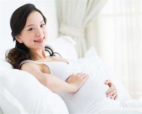 如果想生聪明宝宝的话，孕期应该这样做：
1. 吃富含碘的食物
怀孕期间多吃些含碘丰富的食物，比如海带、海鱼等海产品，用以补充胎儿对碘的需要，促进胎儿甲状腺的合成，也有利于胎儿大脑的良好发育。

2. 孕妈睡眠充足
孕妈睡眠过程中，胎儿一般也会睡得比较沉。脑细胞的发育完善过程，主要在睡眠中进行，睡眠有利于脑细胞的发育，对提高儿童的智力，促进儿童思维能力发展是很重要的。

3. 孕妈对胎动及时反应
胎动时，孕妈记得跟宝宝说说话，并轻拍肚子给予宝宝回应。语言和感官的刺激，胎儿大脑发育得更快。最好也让准爸爸参加进来。

❤以上内容来自网络，如有侵权请告知，即刻删除❤