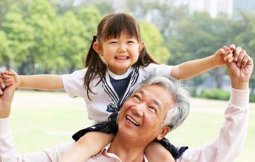 这几种老人不适合带孩子！

1、迷信思想重
有一个奶奶，说自己的孙子命里缺金，立马就把自己的金戒指摘下来塞到孩子的嘴里了，三个月的孩子一下子就吞下去了，差点丢了性命；还有一个奶奶，新得了孙子，高兴极了。要按照“习俗”用钱给孩子洗澡。结果孩子皮肤严重过敏，浑身起大红疙瘩，哭闹个不止。就这情况下，奶奶还不觉得有何不妥。

2、强迫孩子吃饭
老的观念是，孩子白胖才最好。老人也总希望孩子吃得很抱，所以习惯不停地喂，甚至追着喂。有些孩子不想吃，老人就威迫利诱，用零食哄，用语言威胁“不吃我就让警察抓走你”，用动画片引诱……其实，越是强迫，孩子越排斥吃饭，而还造成孩子吃饭时吃零食、看电视的坏习惯。

3、追着孩子给吃东西
在幼儿园里头，在游乐场里头，孩子玩得特别高兴的时候，老人趁他不注意嘴里塞一个水果。在老人看来：只有这个时候，孩子不会轻易抗拒，塞一个，孩子就会吃一个。吃一个，就算一个。老人做得对不对呢？实际上这个小小动作极易破坏了孩子注意力的发展。有些孩子上学的时候，为什么他的注意力不好？实际上就跟他小时候一点一滴的这种“被打扰”有关。

4、给孩子穿很多
老人怕冷，于是他们也习惯地给孩子穿很多。孩子是纯阳的，他不怕冷，除非他的体质生下来就偏弱。结果孩子一运动，就容易出汗，汗凉了，孩子一热一冷，反倒更易生病。