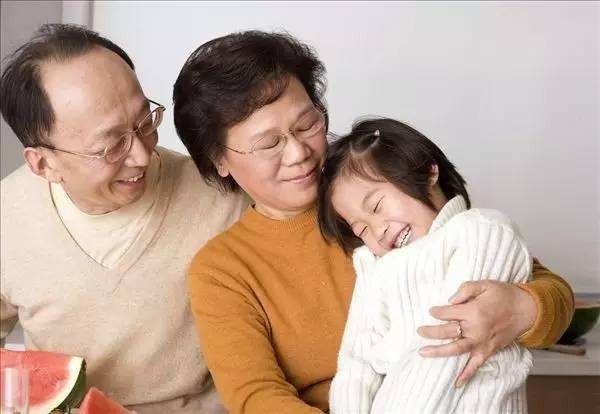 5、鼓励孩子说谎
女儿嘴上有甜味，妈妈就问：你吃糖了？她想了想，说：吃了。这时爷爷就冲出来，说：你这个叛徒，我都告诉过你不要告诉你妈妈，你还跟你妈妈说。妈妈知道，不能跟老人起冲突，只好压着情绪，跟孩子说：一定要跟妈妈诚实，吃了就是吃了，妈妈不是不允许你吃的明白吗？第二天，孩子又吃糖了，妈妈再问时，女儿疑惑了半天，想了想，说：我吃了还是没吃呢？她不知道他该怎么样回答。一方面，这孩子怕爷爷说他是叛徒，一方面又怕妈妈担心。你看，孩子是天生的外交家，所以很多父母发现孩子可会察言观色了。他们会看看爷爷奶奶允许的是什么，如果爸爸妈妈不允许就不去找他们了，转而去找爷爷奶奶。

6、限制孩子探索
老人最常跟孩子说，慢点跑，别摔着。一岁半以后，其实经常是爷爷奶奶稍不注意，孩子一溜烟就没有了。于是老人害怕：我干脆就抱着他好了。经常抱着孩子会导致什么情况？一旦会走路的孩子，反而不愿意走路了，老想让大人抱着。孩子也会形成了不敢冒险的意识，前面有危险，还是呆奶奶身边好了。这样很容易养出胆小的孩子。

7、老人听力衰退
有些老人听力衰退，总是对孩子说话声音过大，而且看电视的时候习惯将电视声音开得比较大。这样长期以往，都会对孩子的听力有损伤。而且孩子如果出了什么意外，呼叫声音不大，老人很容易听不到而忽略掉。