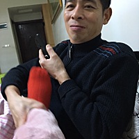 这个月子坐得好无聊，每天抱着喂奶腰酸背痛脖子也痛！好怕以后留下后遗症！