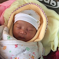 我宝宝二十多天了！总是爱吃奶，又爱拉便便。你们觉得这是什么症状呢？