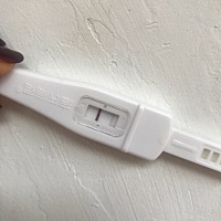 距离月经还有5天的时候测的，去医院验尿弱阳性医生说百分之九十怀孕，让我过一个星期再去，很想知道是不...