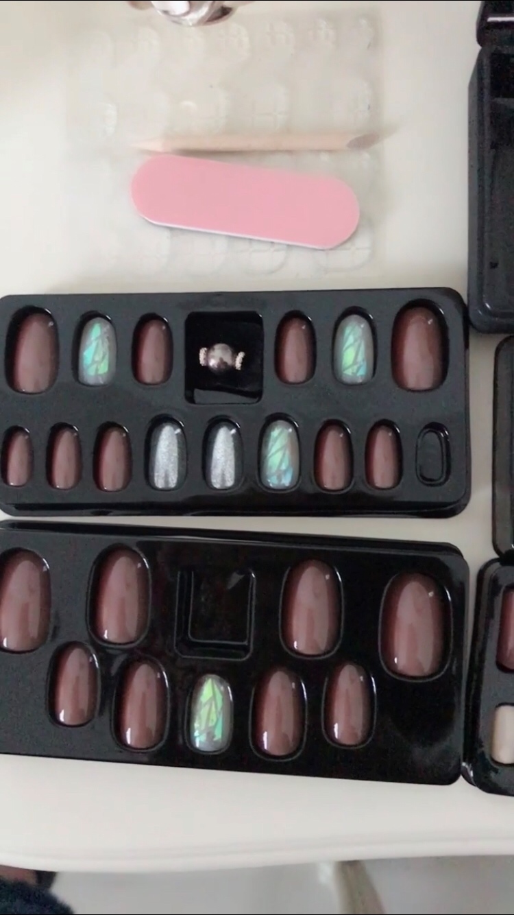 自从怀孕就一直没有做过指甲了
😭现在有了穿戴美甲真的太方便了，想戴就戴想摘就摘
😍还很牢固，不伤指甲
👍出门戴上搭配衣服'回到家摘下不会担心照顾宝宝的时候刮到宝宝，大爱
😚