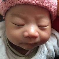 自从宝宝一个月以后就开始闹腾了，白天睡着弄不醒，晚上大半夜不睡，可怜的我困得不行了宝宝眼睛还在眨...