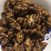 婆婆给做的月子小零食，核桃仁外面裹上芝麻和红糖，香甜酥脆，健康又美味。