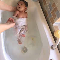 宝宝最喜欢玩水，不管洗澡还是游泳，只要一进到水里立马没声，特别享受😂 小娃娃沐浴照，话说你个...