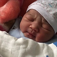 宝宝第四天，好可爱。医院医生给她洗澡吓得哇哇叫，还是妈妈教的办法好，洗澡都不哭。见到她身上的包包...