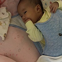 47天的宝宝，现在好喜欢吃手，一个人躺在床上手吃的啵啵响😂。有同款的宝宝吗？