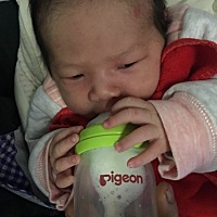 宝贝在学着自己拿奶瓶🍼了吗  哈哈😄