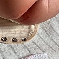 纸尿裤一定要试验着买，我一共买了4个牌子，先用的尤妮佳，没有问题，后来凯儿得乐就来问题了，孩子红屁...