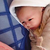 睡觉时候最乖，吃饱也哭，拉屎也哭，干嘛都哭，困了也哭，好累人啊，折磨人的小妖精啊