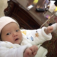 宝贝一天一个样，夸夸她的爸爸，在医院的时候都是爸爸洗换，换了小的换大的，不管多晚娃娃的尿布都要洗...