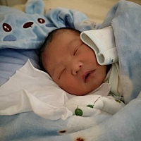 把自己的小脸蛋抓破相了，昨天护士帮他剪了，实在看着心疼 我