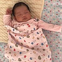 这个磨人的“小妖精”，每天晚上我都没法睡觉，一小时喂一次，真的是一小时一次，喂完给她拍嗝,有时...