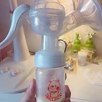 奶头没吸通，用吸奶器吸了半个小时两边才吸出来这一点！母乳喂养太不容易了，各种问题，奶头有点平的后...