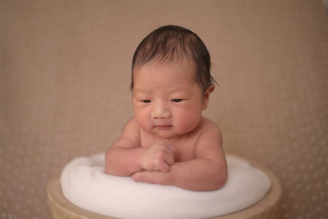4天你就可以立脖子一小会儿了，厉害的宝宝。