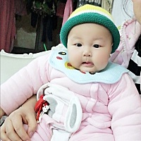 为什么宝宝每次放在床上一会就醒   要和他一起睡才行