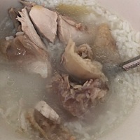 出院后第二餐，婆婆煮的鸡胸肉和筒骨汤泡饭，中午是小姑子杀的鸡煮的鸡汤。 不让我吃蔬菜水果，好怕...