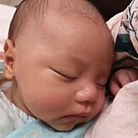 50天的宝宝咳嗽有痰，查说是支气管炎，有没有宝宝类似这样情况，医生要求住院，好心疼