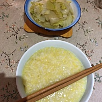 宝宝刚满月，查出母乳蛋白过敏…我奶还特别多。现在医生只让吃萝卜白菜大米小米白面和盐…昨晚宝宝...