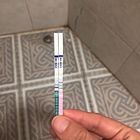 上个月30号排卵的，正常明天来月经，前天开始测排卵试纸从浅色到今天深色，于是测了下早早孕，一深一浅...
