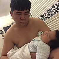 带孩子很不易呀，尤其是晚上，抱着能一直睡，一放就醒，每次都是到2点