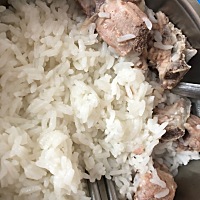 出院以后都是一天2餐，没有早餐，中午吃肉汤，晚上吃鸡蛋汤，好想赶快出月子，想吃素菜。
