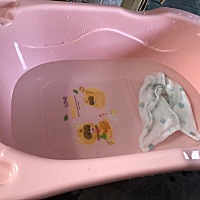 每天给宝宝洗澡🛁，一会自己就满身大汗，腰酸背痛。