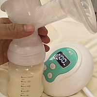 终于我也可以存奶了😂，母乳一直少的可怜，两只都不够宝宝吃的还得添60毫升奶粉，感谢宝妈给的催乳方...