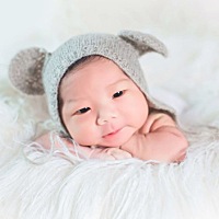 刚出月子可以去种睫毛和做指甲吗