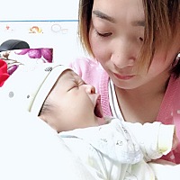 这小动作一拍萌了，都说带娃儿累，我想说带孩儿哪有不累的，只是我们的心态怎么去对待，阳光心带出来的...