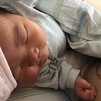 多希望你能是个男孩子，这样以后就不用体会生孩子的痛了。宝贝，妈妈也是第一次做妈妈，妈妈会努力学习...