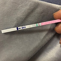 昨天排卵试纸是阴性。今天就是排卵期第一天了  排卵试纸眼色很淡。什么时候同房比较好呢？